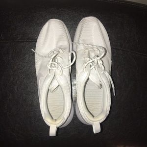White Nike Roshe One Size 9